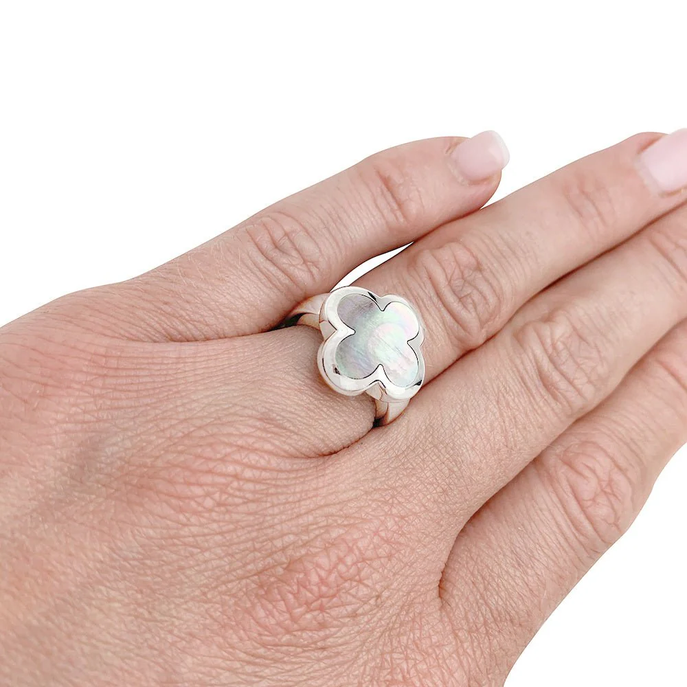 Bague VAN CLEEF & ARPELS modèle "Pure Alhambra" en or blanc, nacre grise - Image 9