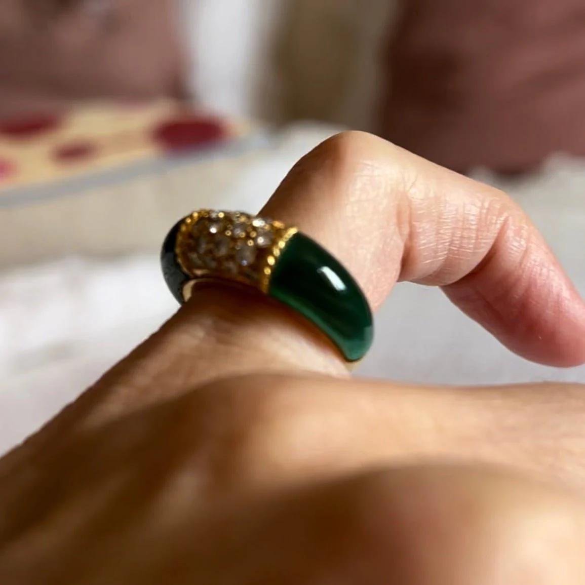 Bague Jonc VAN CLEEF & ARPELS "Philippine" en or jaune, chrysoprase et diamants - Image 2