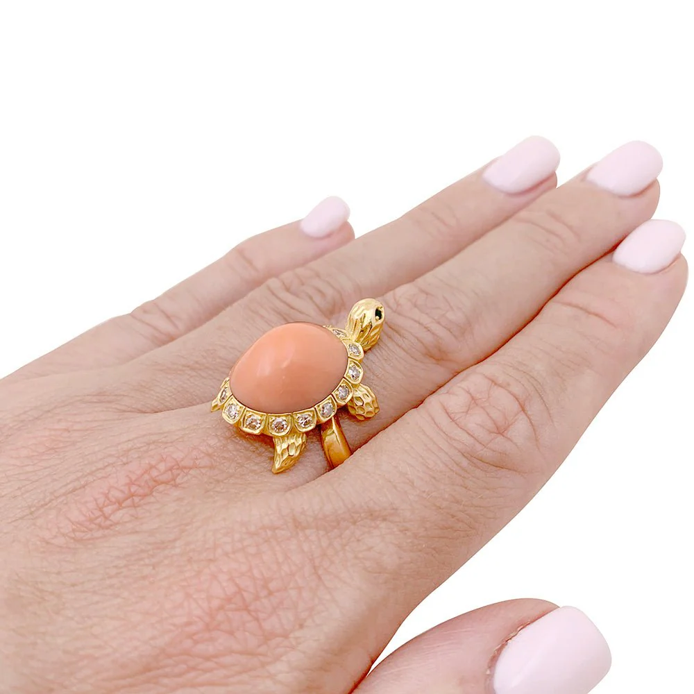 Bague VAN CLEEF & ARPELS "Tortue" en or jaune, corail, émeraudes et diamants - Image 2