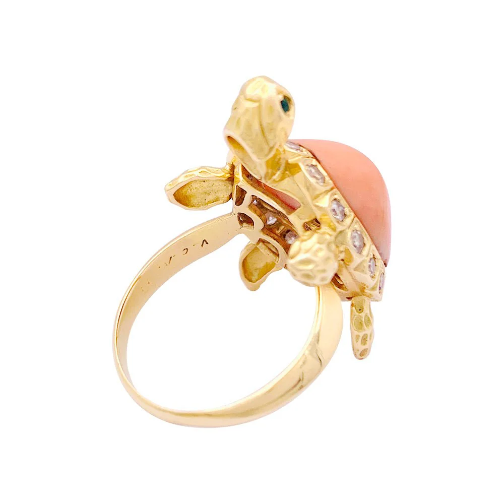 Bague VAN CLEEF & ARPELS "Tortue" en or jaune, corail, émeraudes et diamants - Image 3