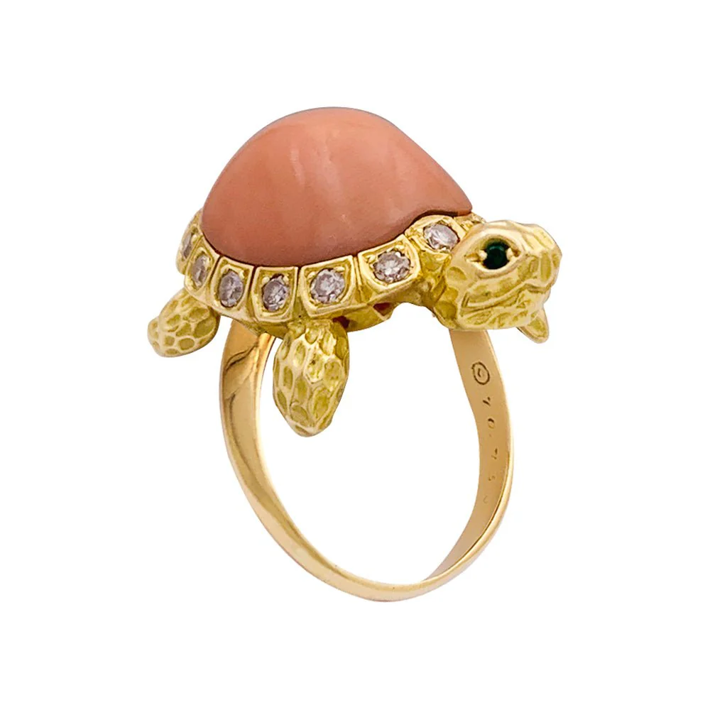 Bague VAN CLEEF & ARPELS "Tortue" en or jaune, corail, émeraudes et diamants - Image 4