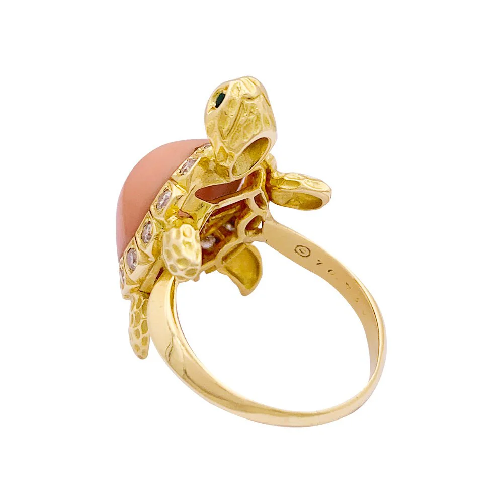 Bague VAN CLEEF & ARPELS "Tortue" en or jaune, corail, émeraudes et diamants - Image 5