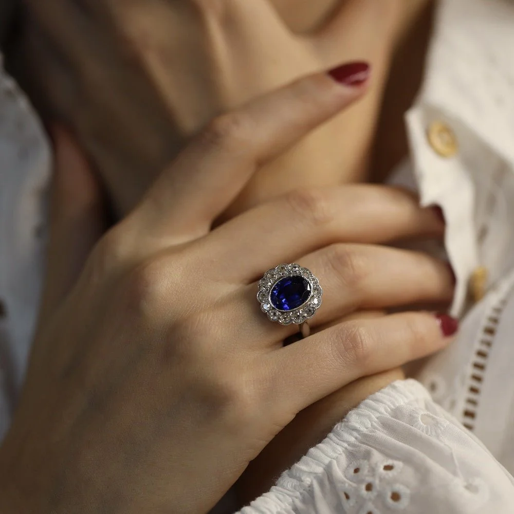 Bague Marguerite en or blanc, platine, verneuil et diamants - Image 2