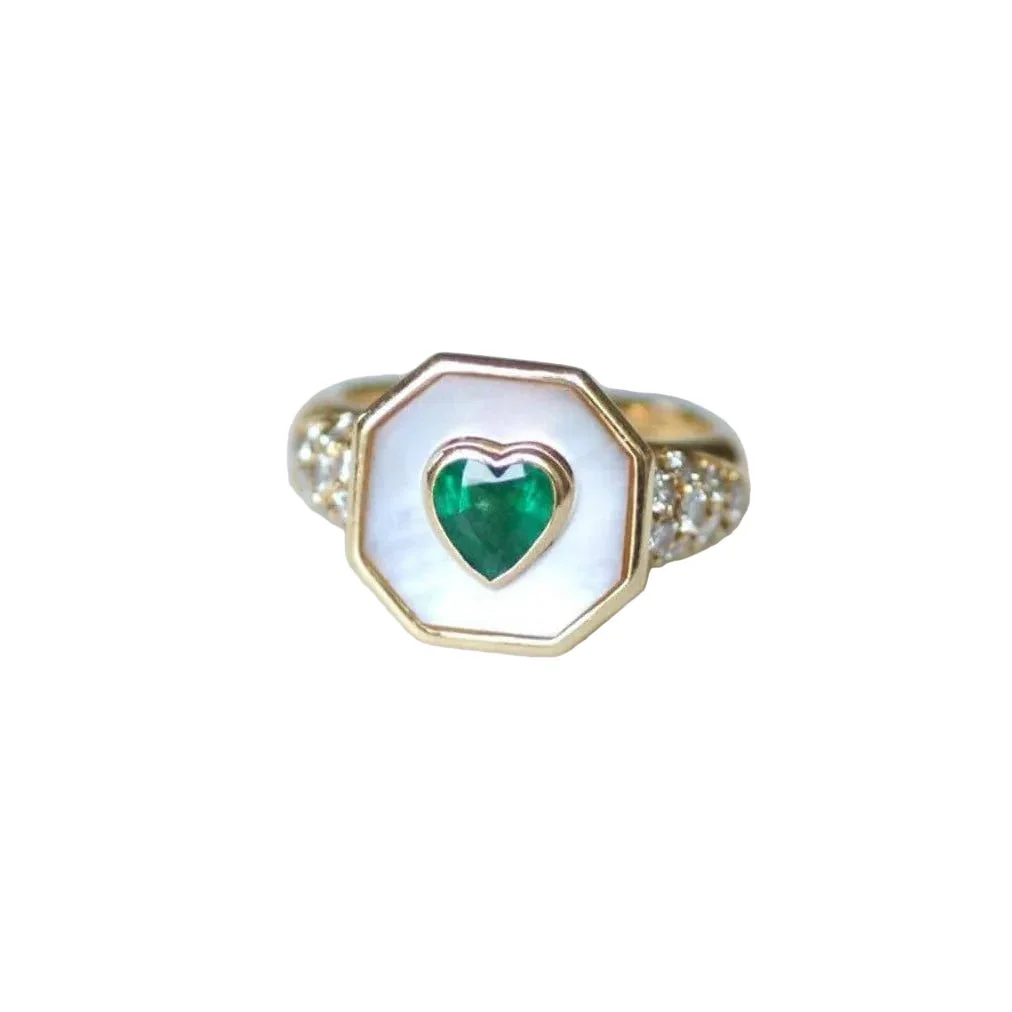 Bague en or jaune, nacre, émeraude, et diamants