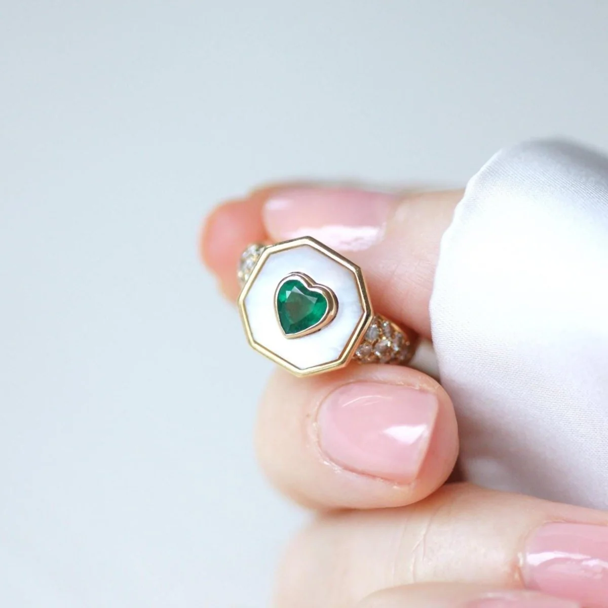 Bague en or jaune, nacre, émeraude, et diamants - Image 10
