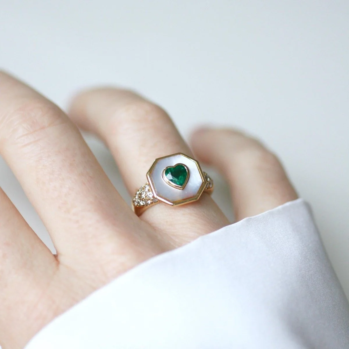 Bague en or jaune, nacre, émeraude, et diamants - Image 2