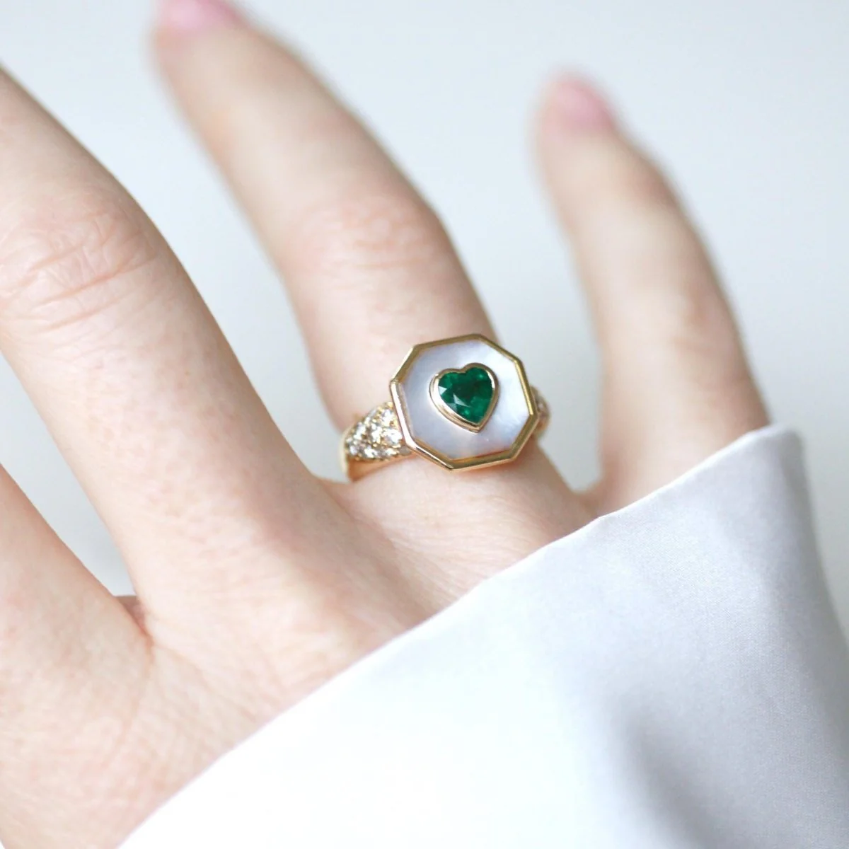 Bague en or jaune, nacre, émeraude, et diamants - Image 7