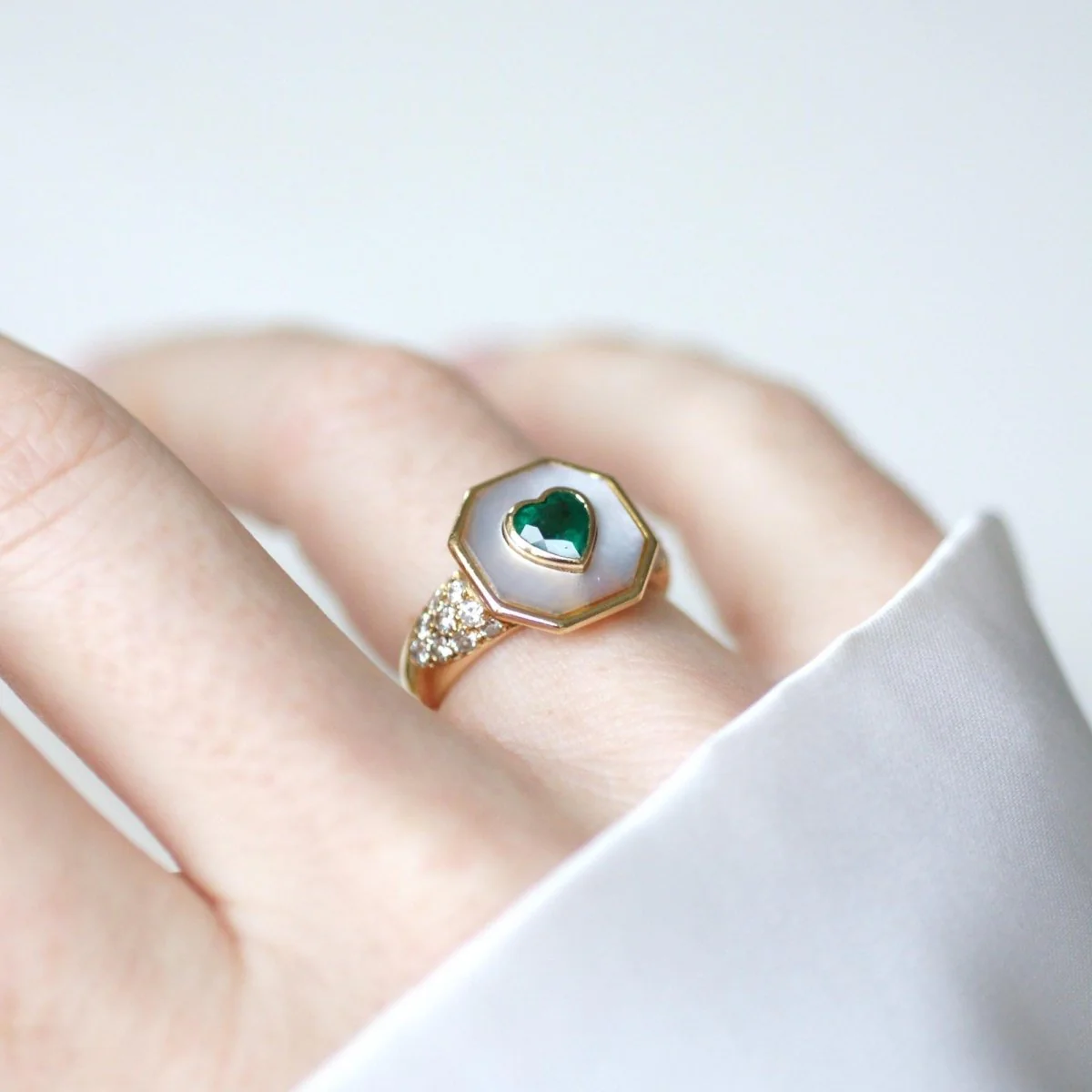 Bague en or jaune, nacre, émeraude, et diamants - Image 8
