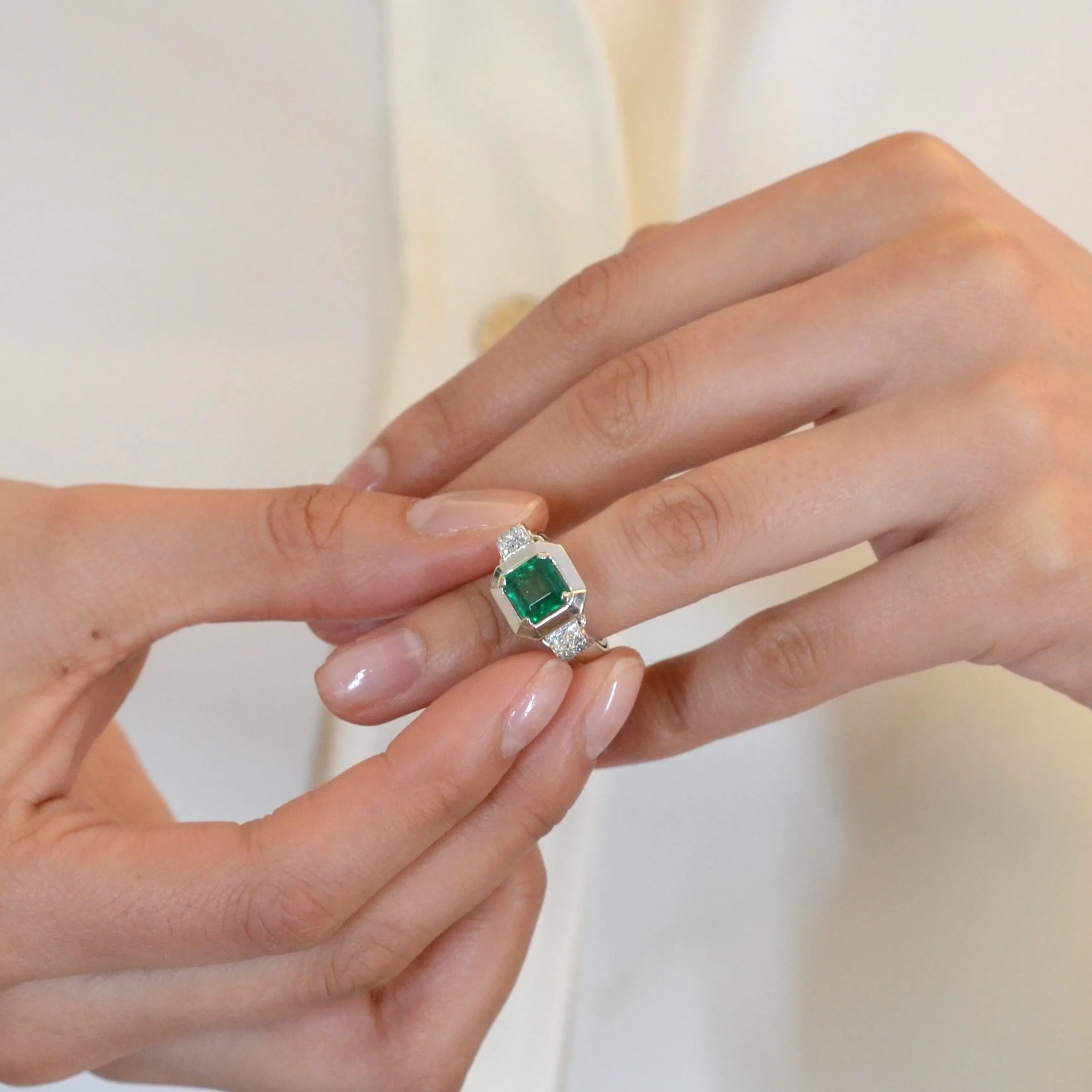 Bague en or blanc, platine, émeraude et diamants - Image 2