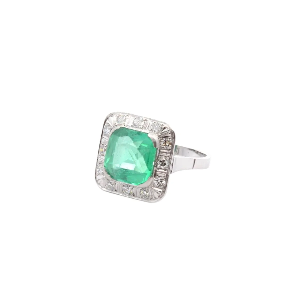 Bague Entourage en platine, émeraude et diamants