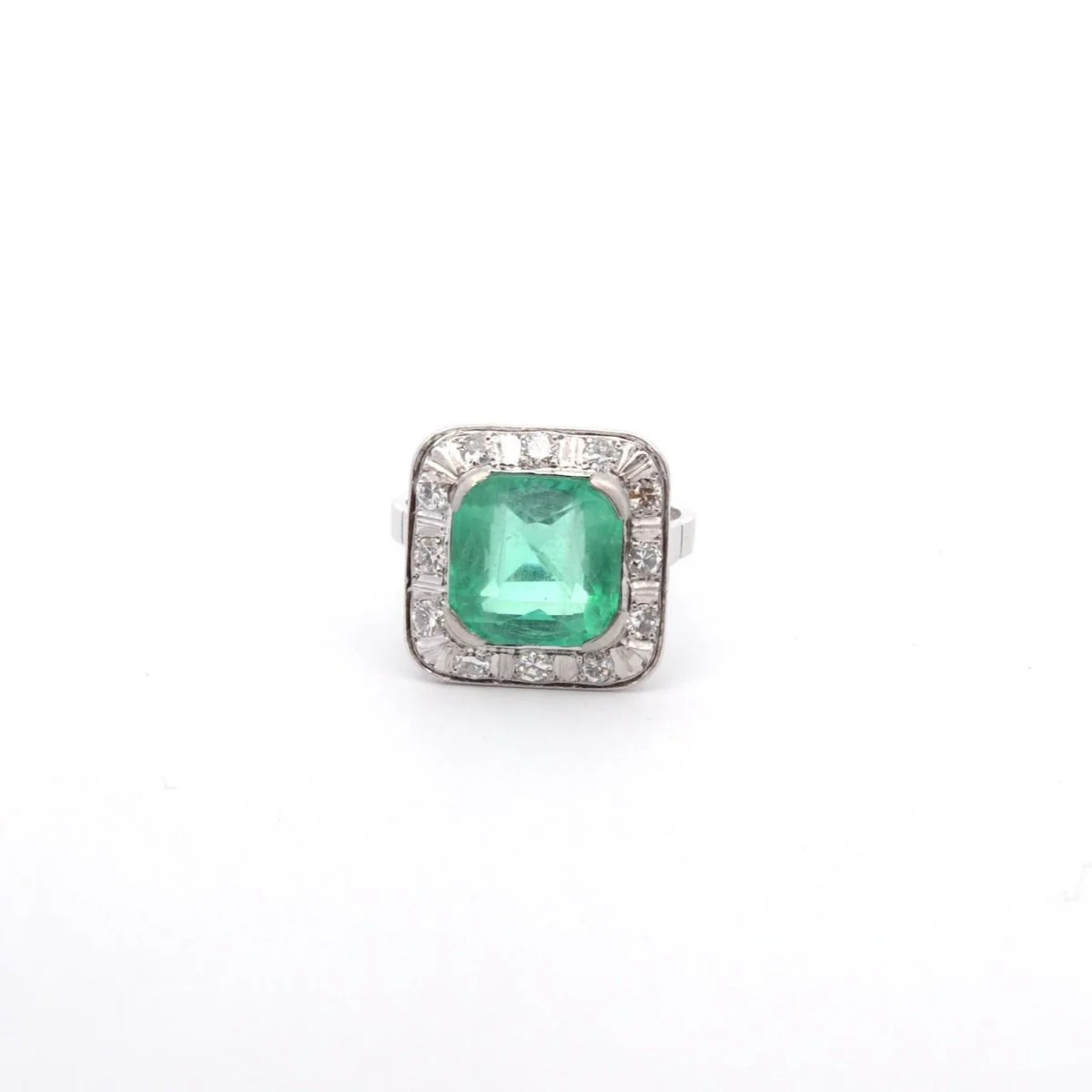 Bague Entourage en platine, émeraude et diamants - Image 2