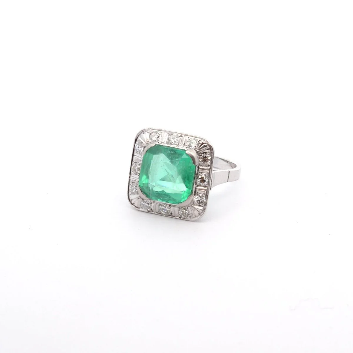 Bague Entourage en platine, émeraude et diamants - Image 3
