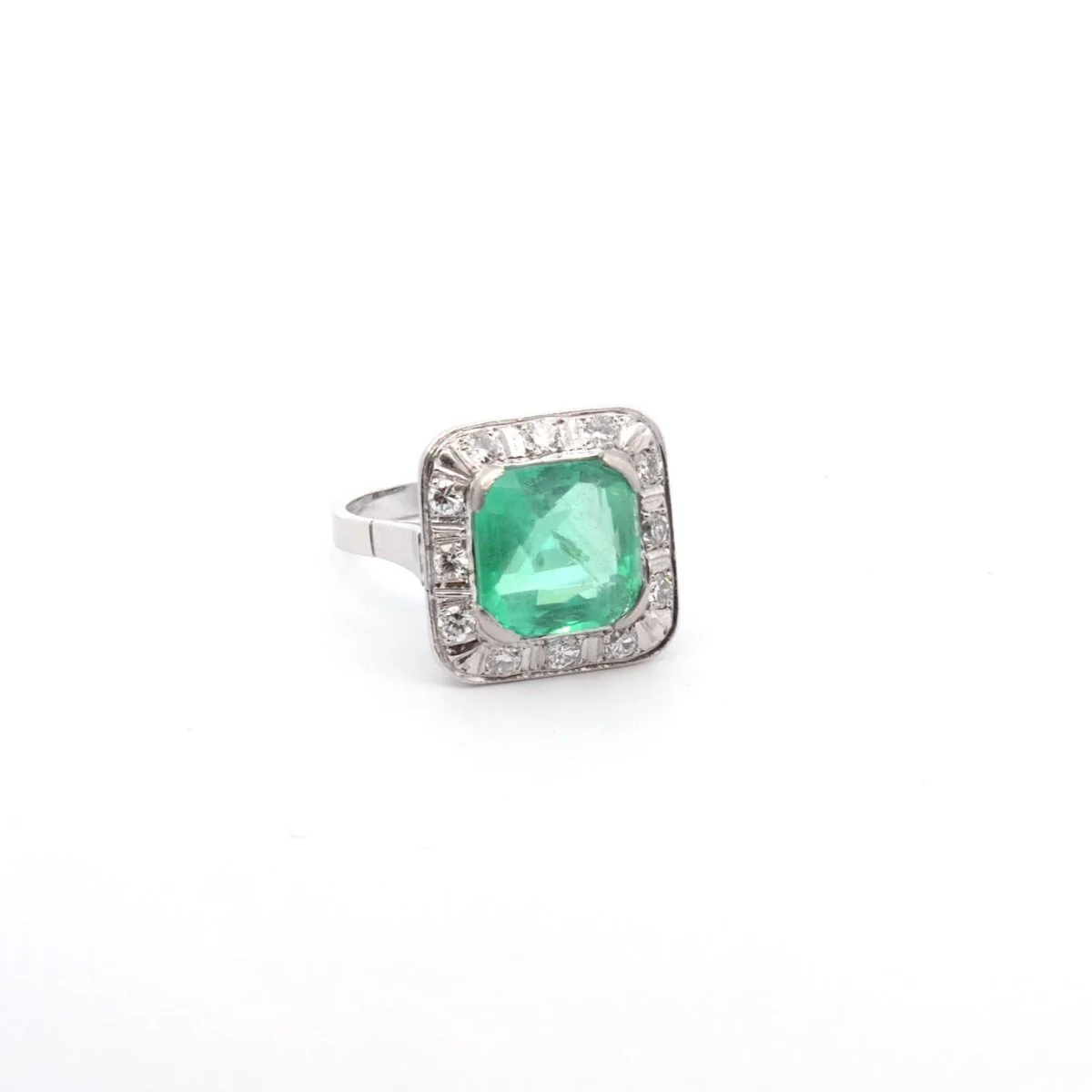 Bague Entourage en platine, émeraude et diamants - Image 4
