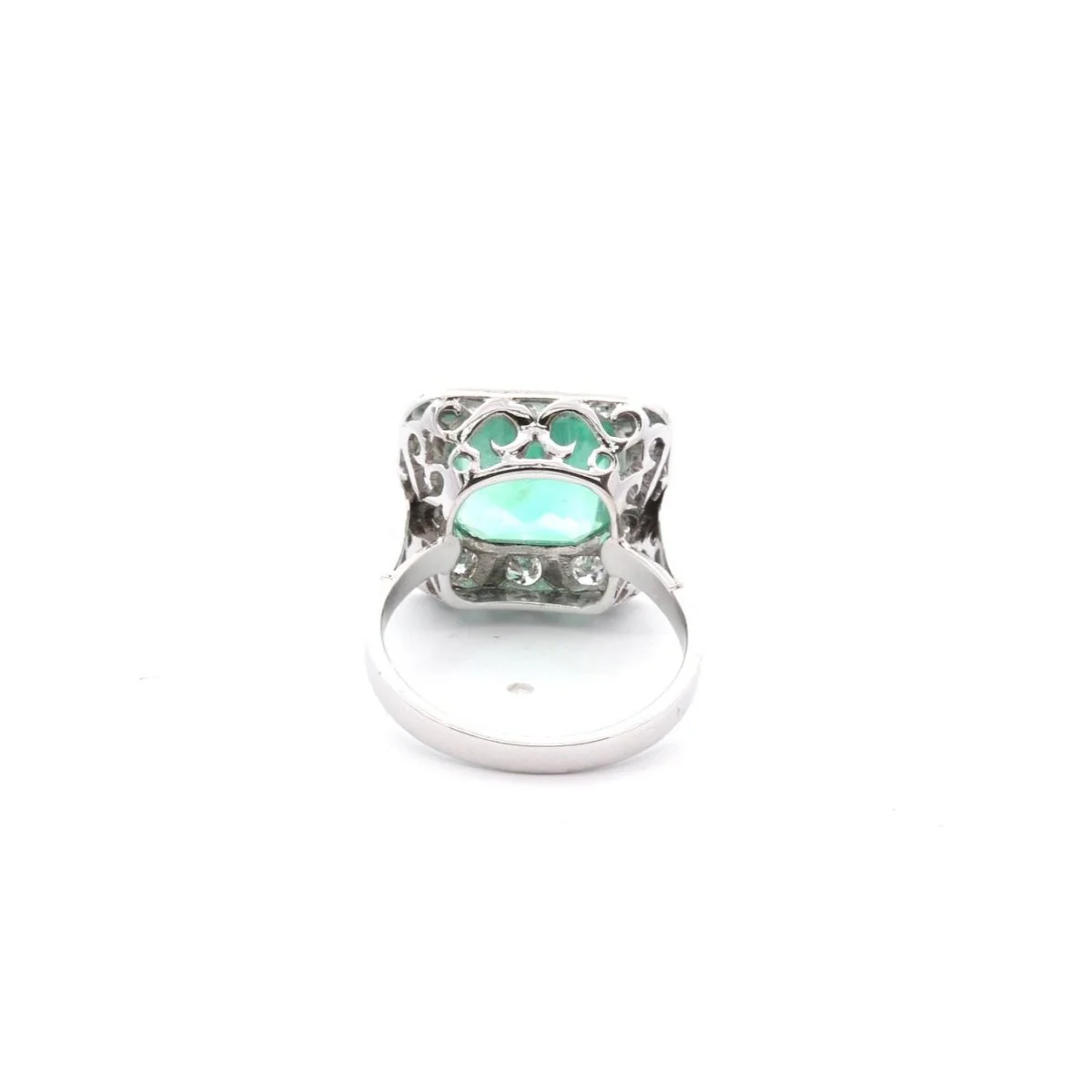 Bague Entourage en platine, émeraude et diamants - Image 5
