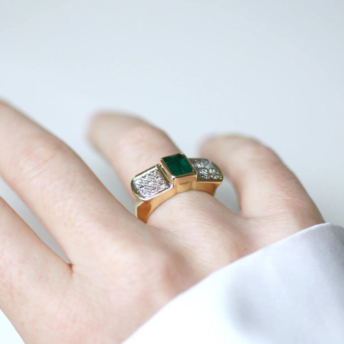 Bague en or jaune, or blanc, émeraude, et diamants - Image 2