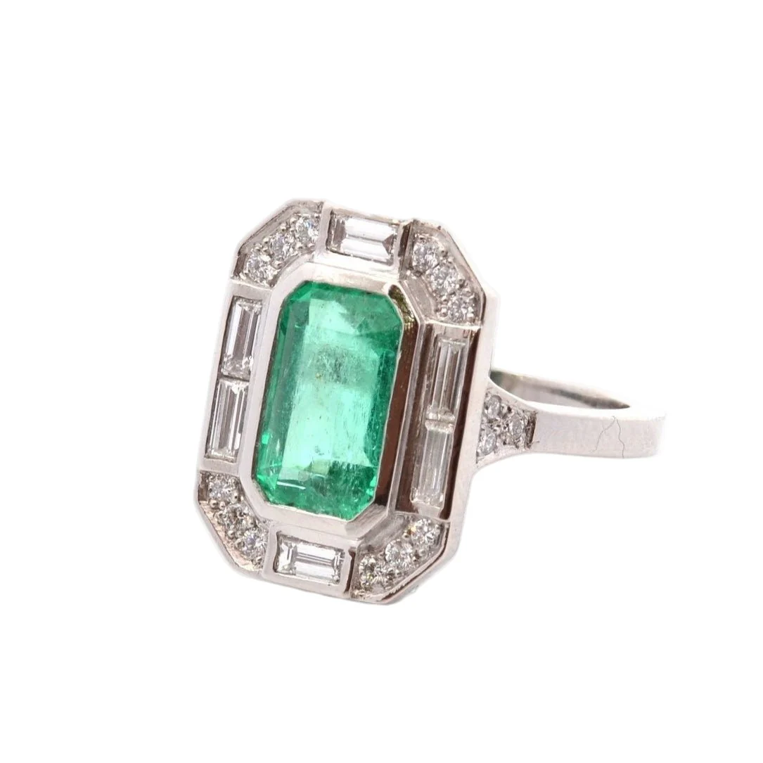 Bague Entourage en platine, émeraude, er diamants