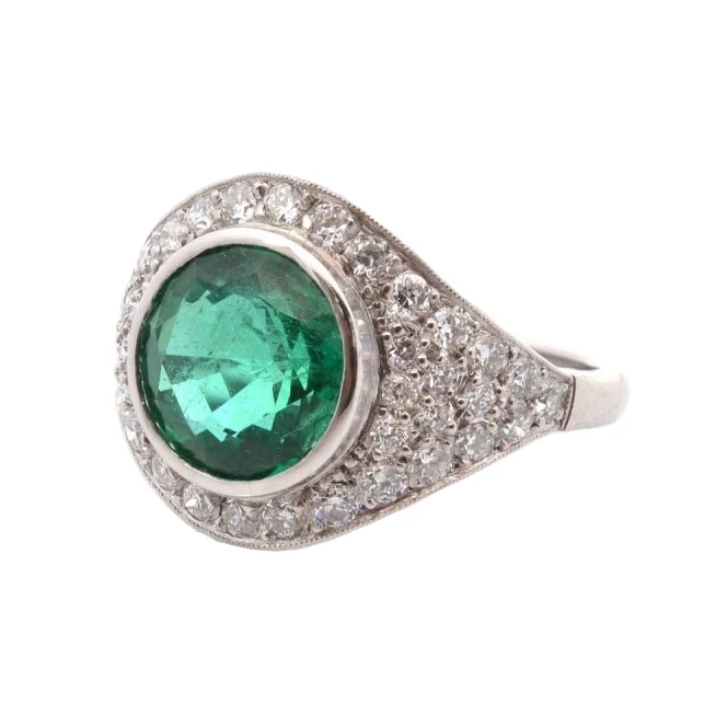 Bague Entourage en platine, émeraude, et diamants