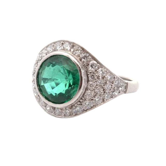Bague Entourage en platine, émeraude, et diamants - Image 3