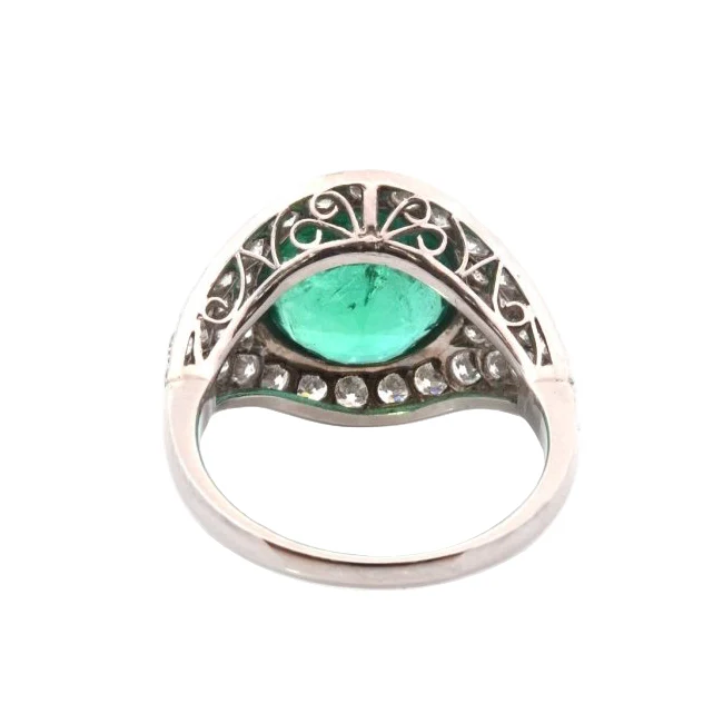 Bague Entourage en platine, émeraude, et diamants - Image 4