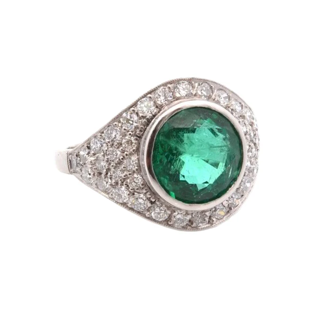 Bague Entourage en platine, émeraude, et diamants - Image 5