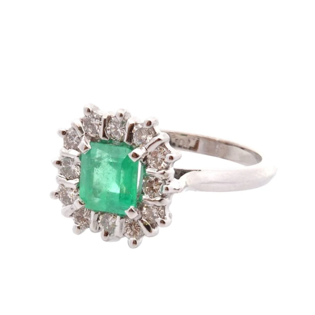 Bague Entourage en or jaune, émeraude, et diamants