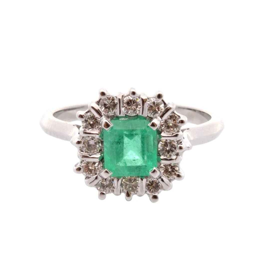 Bague Entourage en or jaune, émeraude, et diamants - Image 2