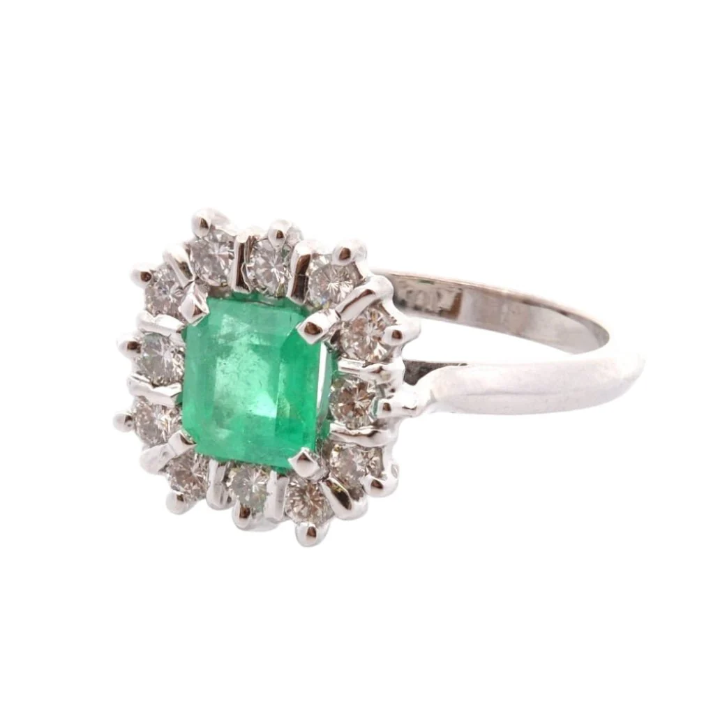 Bague Entourage en or jaune, émeraude, et diamants - Image 3