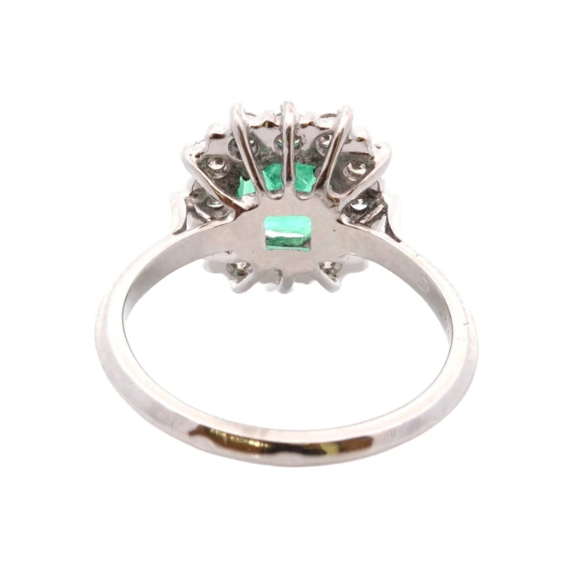 Bague Entourage en or jaune, émeraude, et diamants - Image 4