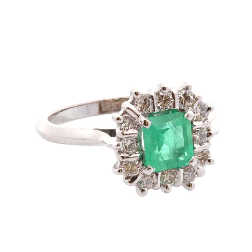 Bague Entourage en or jaune, émeraude, et diamants - Image 5