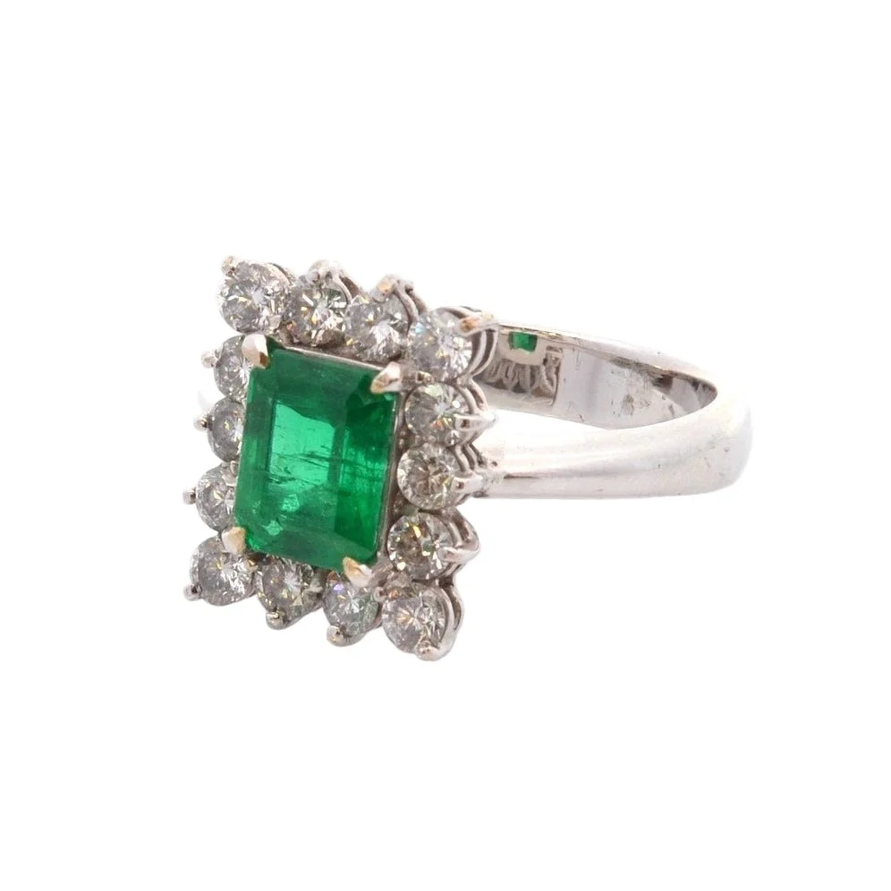 Bague Entourage en platine, émeraude, et diamants