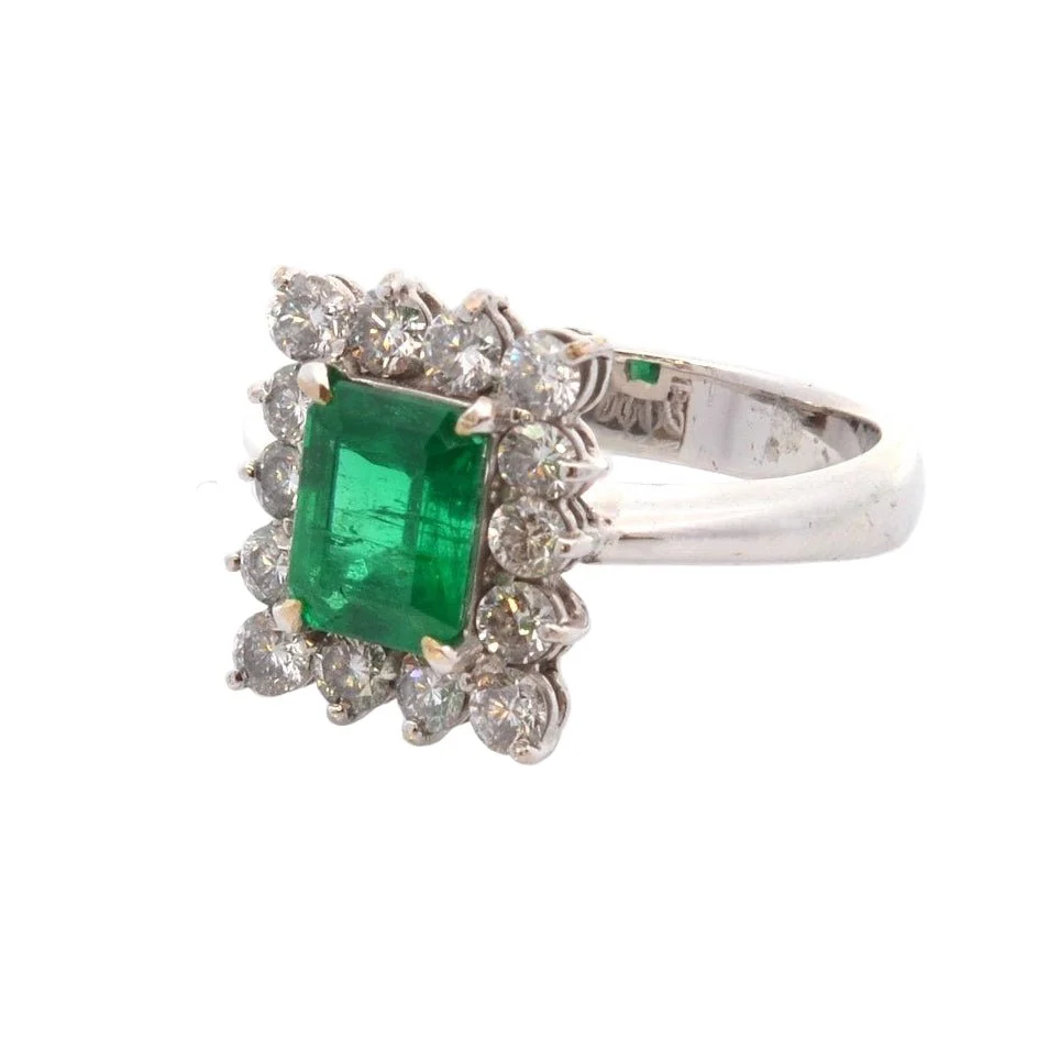 Bague Entourage en platine, émeraude, et diamants - Image 3