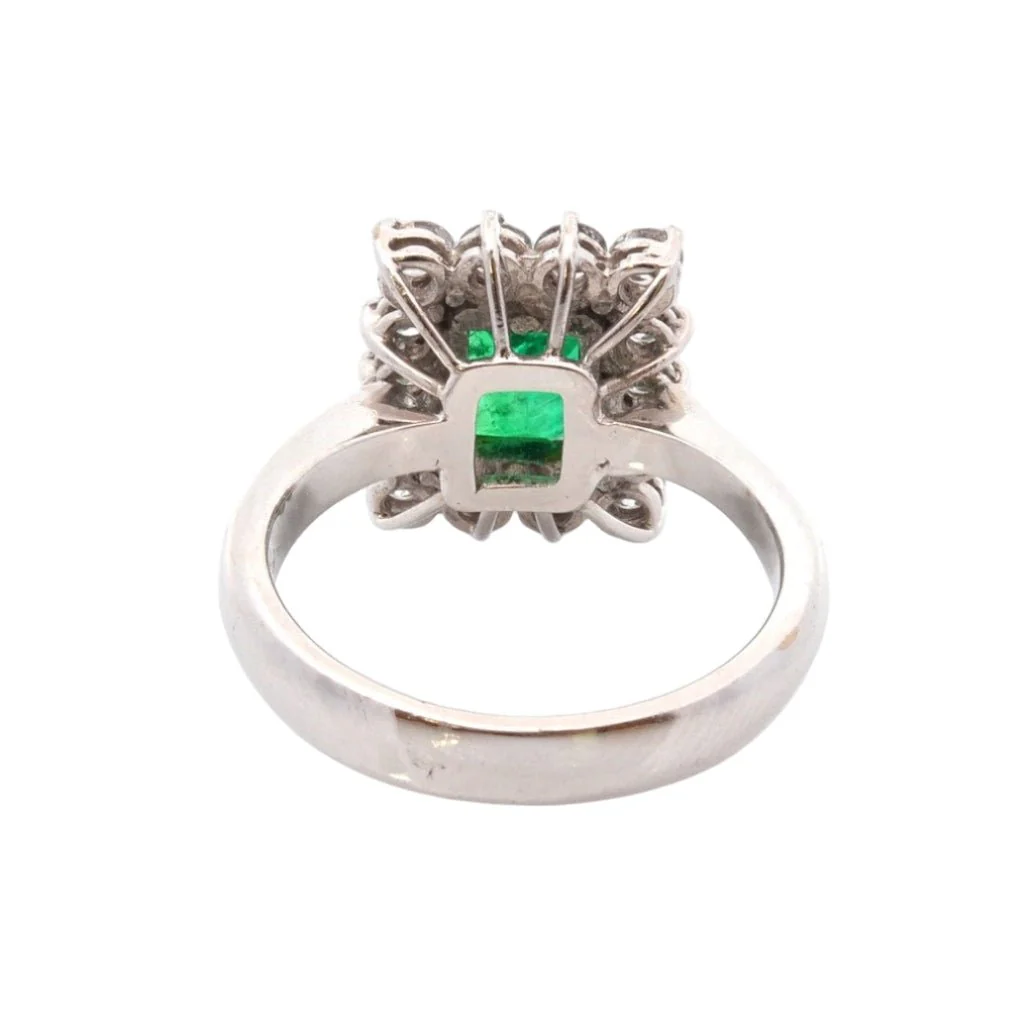 Bague Entourage en platine, émeraude, et diamants - Image 4