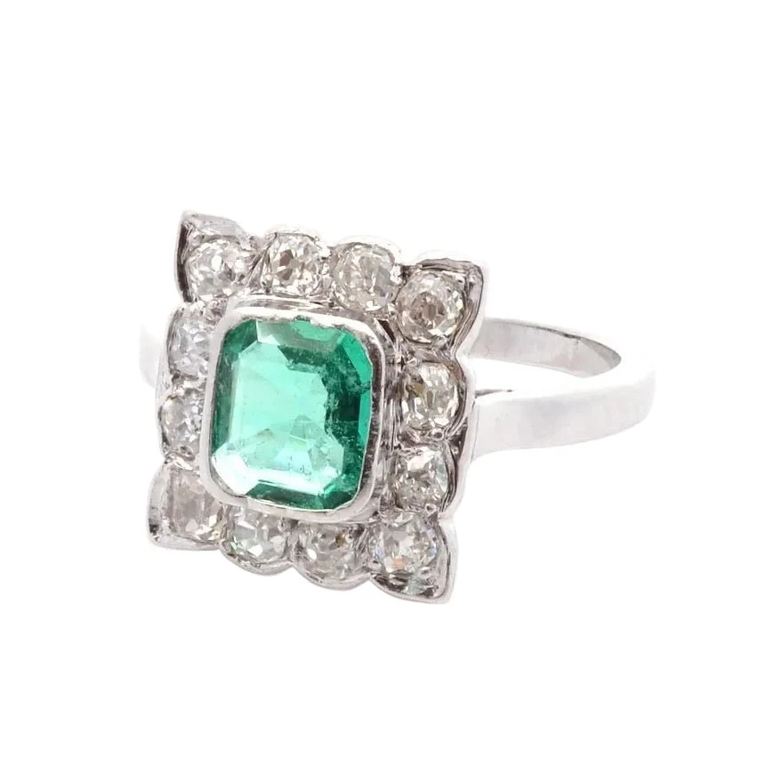 Bague Entourage en or blanc, émeraude et diamants - Image 2