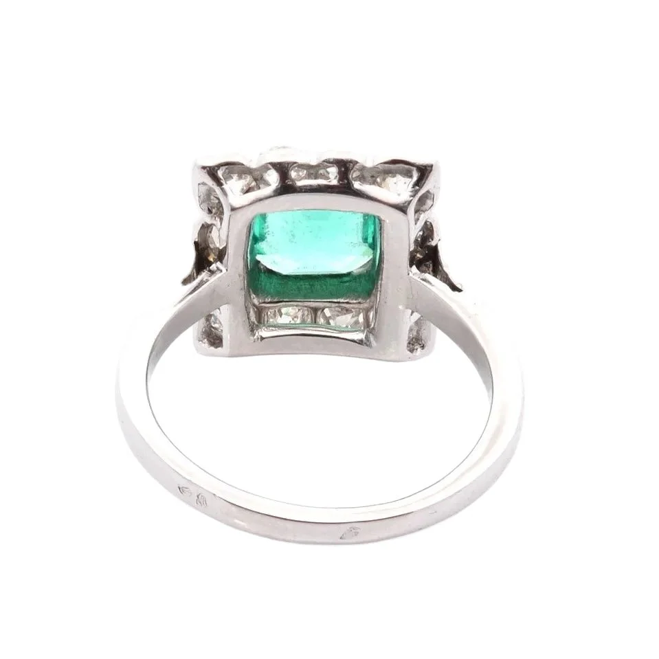 Bague Entourage en or blanc, émeraude et diamants - Image 3