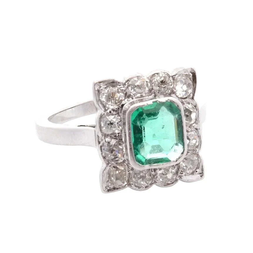 Bague Entourage en or blanc, émeraude et diamants - Image 4