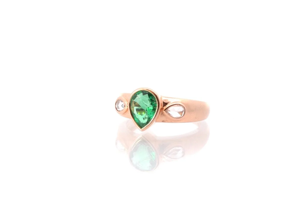 Bague vintage émeraude et diamants en or rose