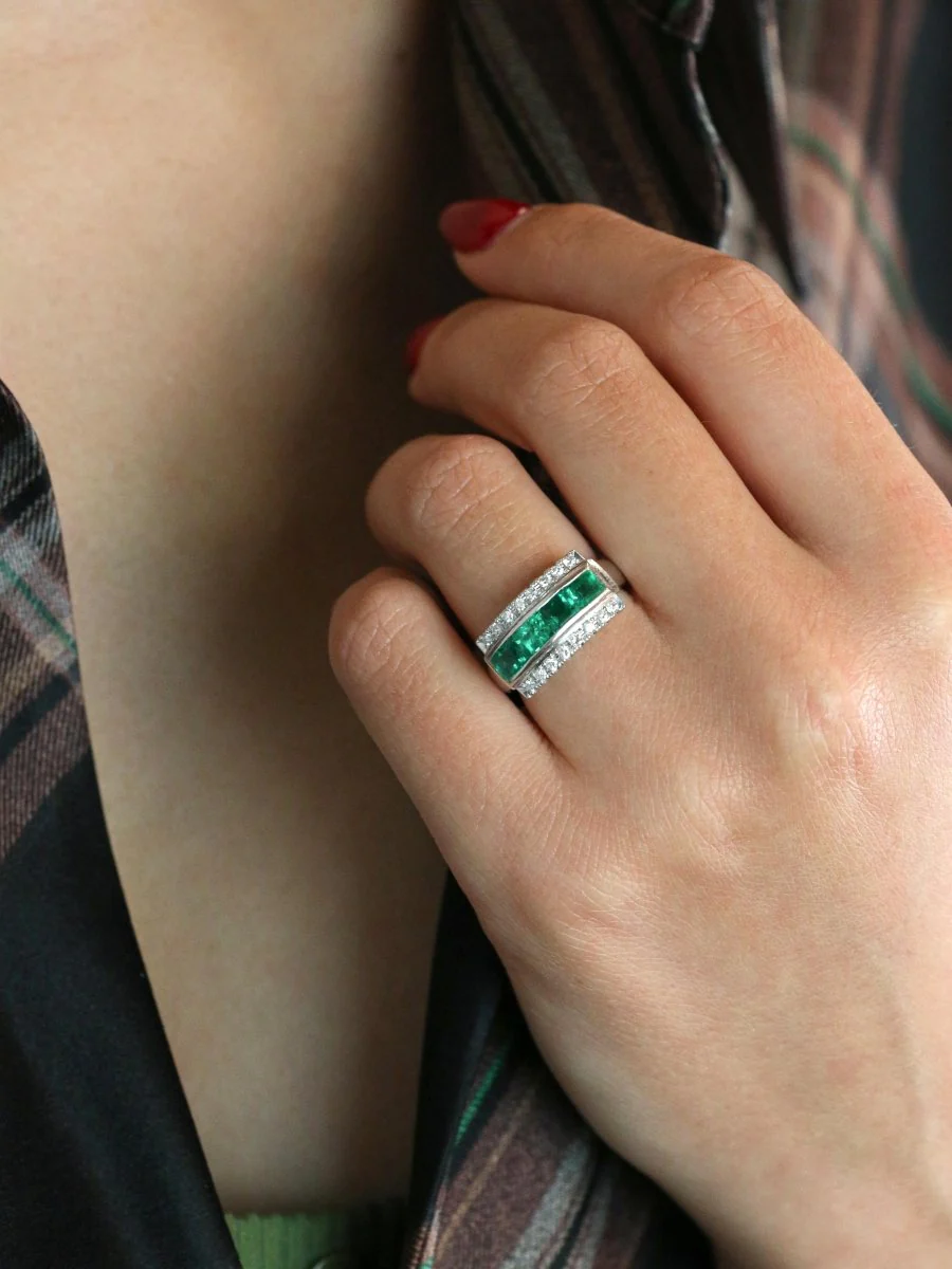 Bague vintage platine émeraudes diamants - Image 2