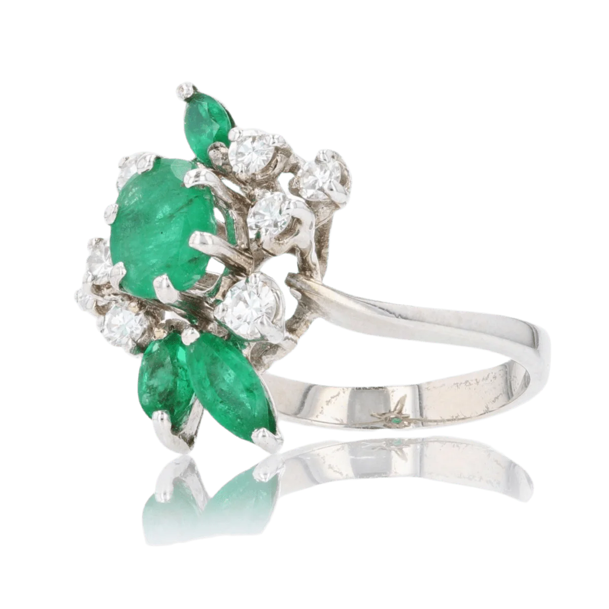 Bague Cocktail en or blanc, émeraudes et diamants - Image 2
