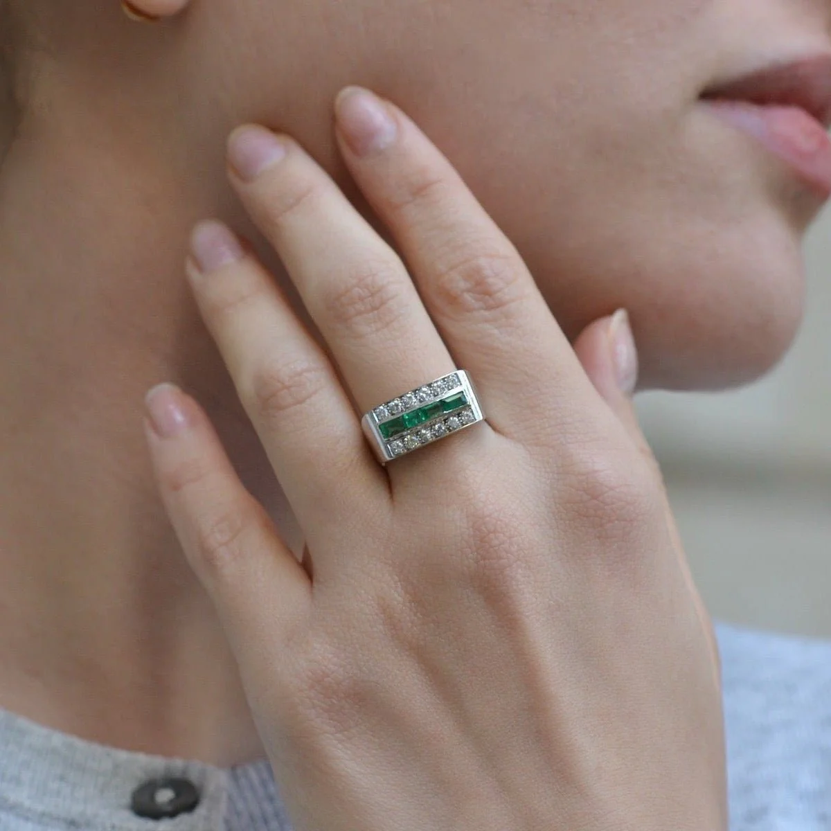 Bague Bandeau en or blanc, émeraudes et diamants - Image 2