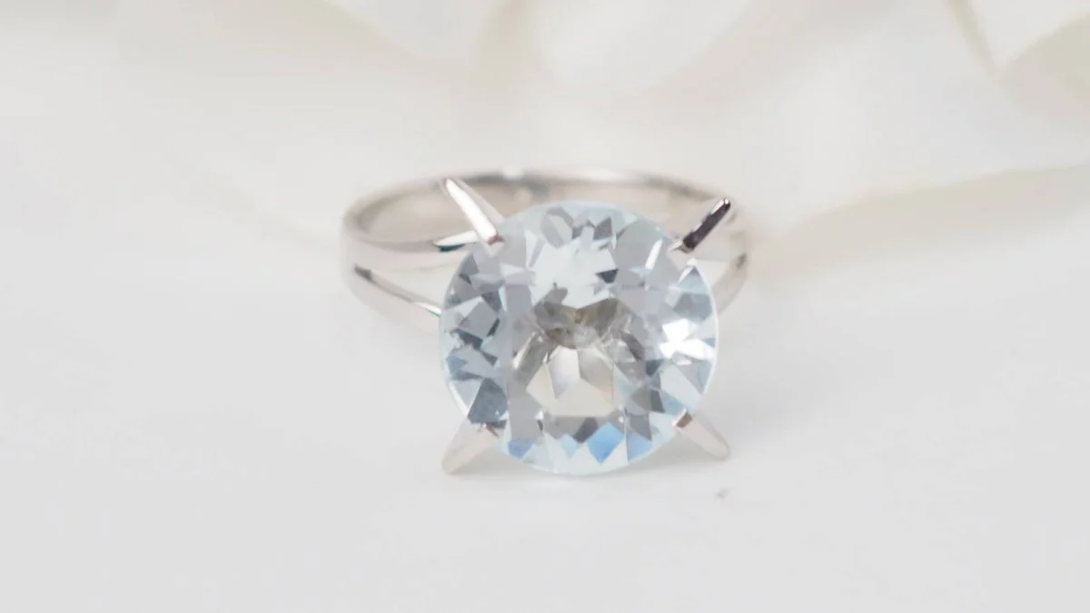 Bague Solitaire en or blanc et aigue-marine - Image 7