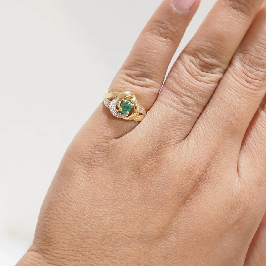 Bague Solitaire en or jaune, émeraude et diamants - Image 2