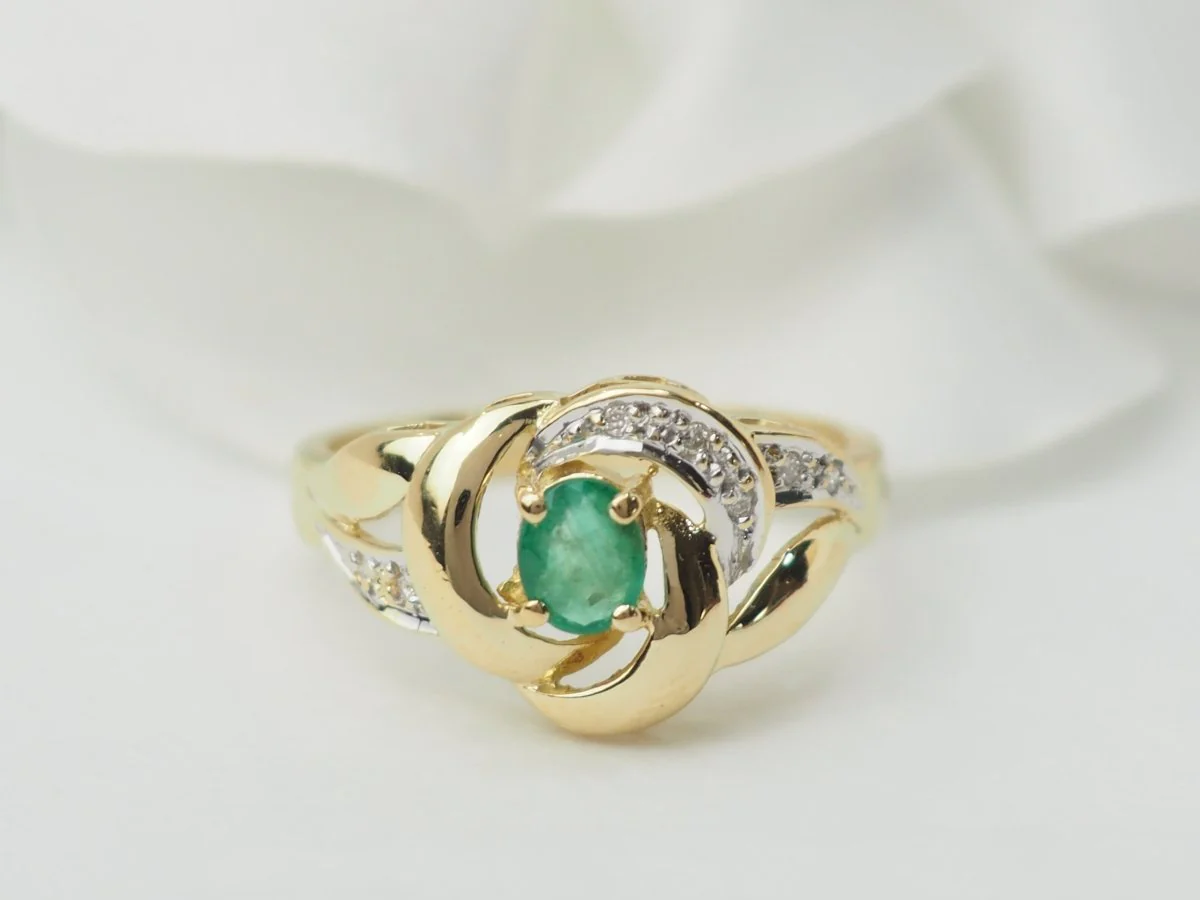 Bague Solitaire en or jaune, émeraude et diamants - Image 5