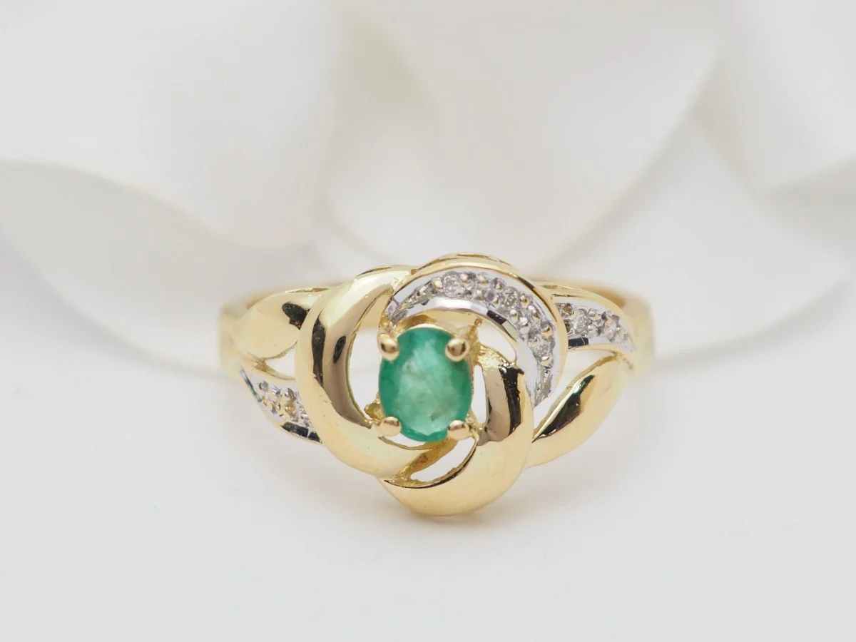 Bague Solitaire en or jaune, émeraude et diamants - Image 7