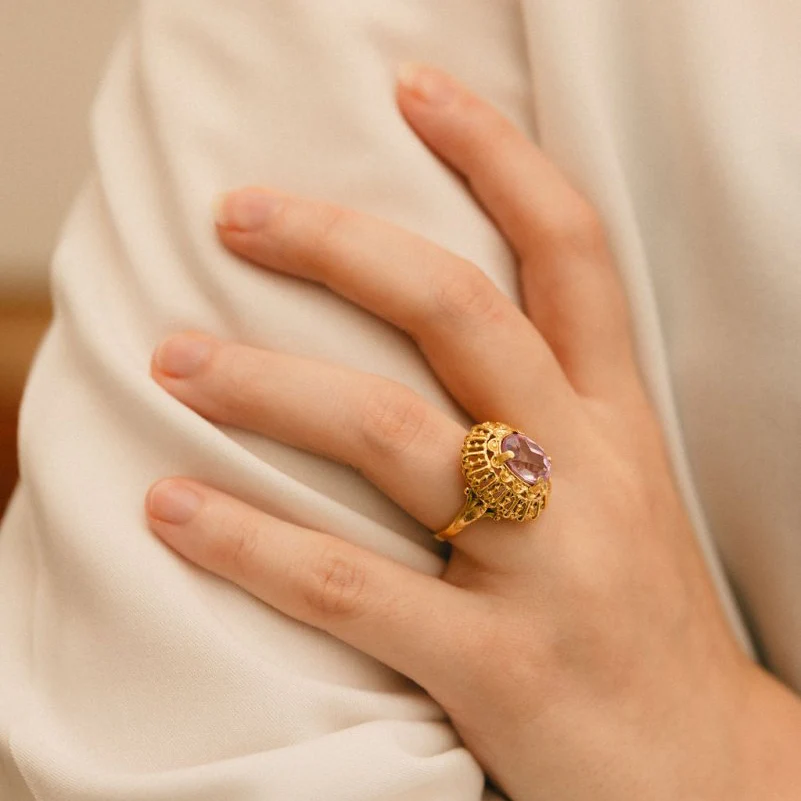 Bague Cocktail en or jaune et pierre rose - Image 2