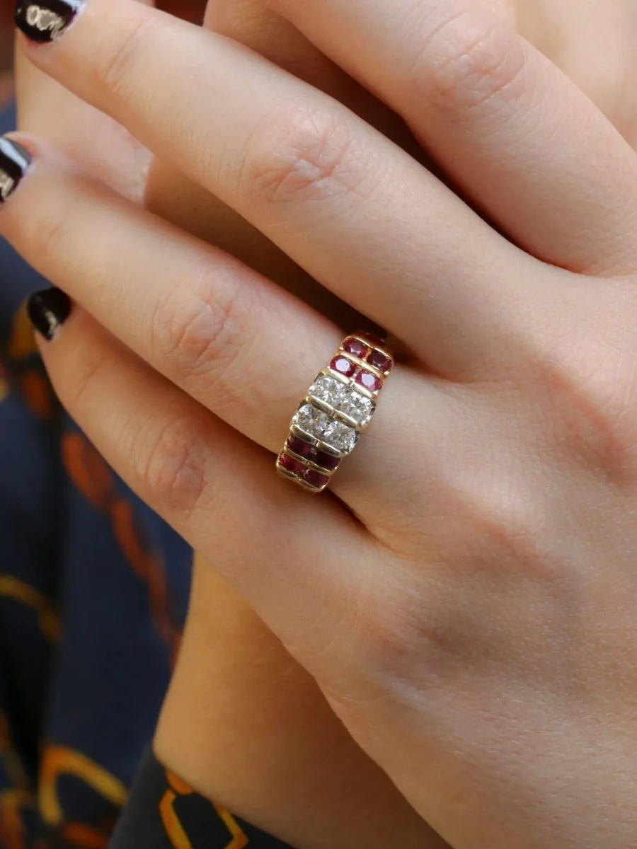 Bague vintage en or, rubis et diamants - Image 2