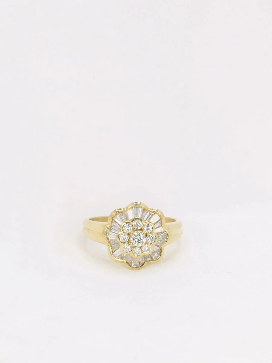 Bague vintage fleur en or et diamants baguette