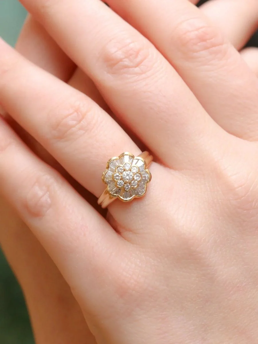 Bague vintage fleur en or et diamants baguette - Image 2