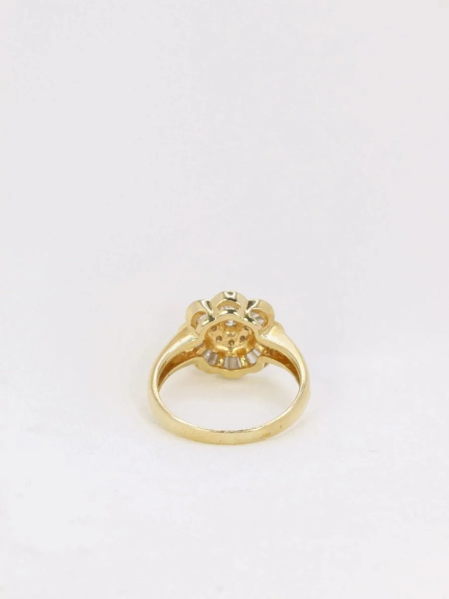 Bague vintage fleur en or et diamants baguette - Image 5