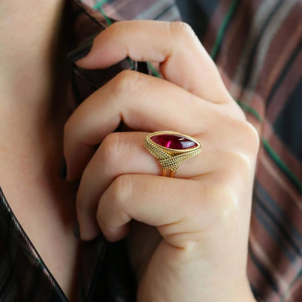 Bague vintage or jaune torsadé rubis - Image 2
