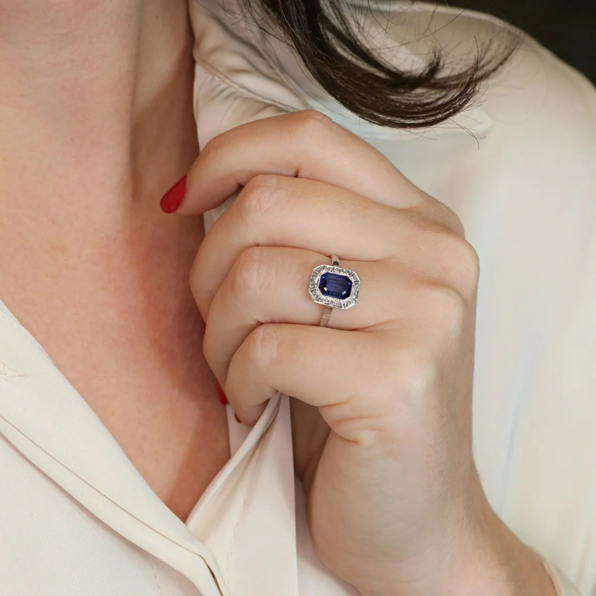 Bague Entourage en or blanc, platine, pierre bleue et diamants - Image 2
